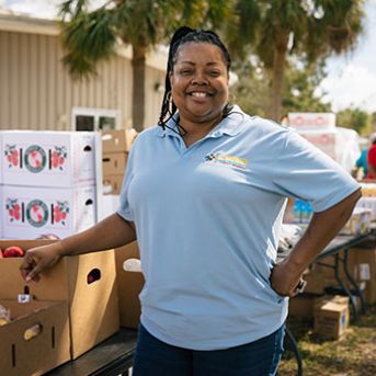 Tennissia assisting at a disaster food distribution following Hurricane Ian