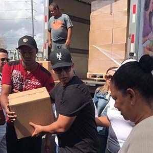 Daddy Yankee distributes food