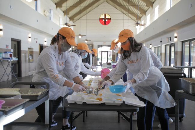 The Wheels Up team volunteering with Feeding America member food bank Golden Harvest Food Bank.